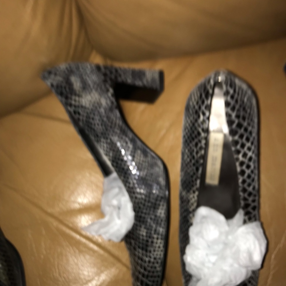 Trendy snakeskin print pumps